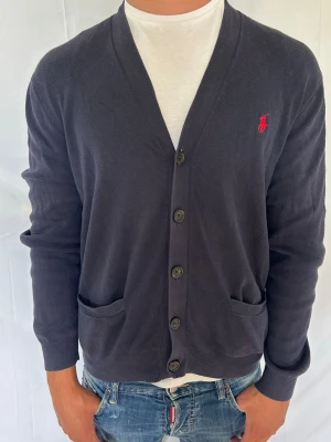 Ralph Lauren cardigan/kofta - Säljer denna tvärfeta cardigan ifrån märket Polo Ralph Lauren. Modellen är ca 180 cm lång och väger 73 kg. Tveka inte på att kontakta mig vid minsta fundering🙌