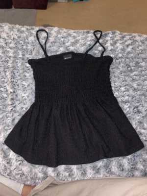 Topp gina tricot stl S - Peplumtopp från Gina Tricot i storlek S. Helt ny, aldrig använd.  Avtagbara axelband. 