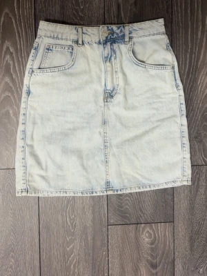Jeans kjol - Ljus blå jeanskjol med fickor. Har en liten slits på baksidan 💕 (säljer även likadan i ljus grått) 