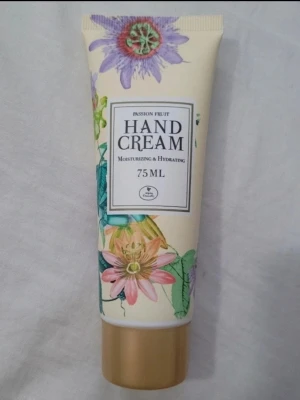 Blandade produkter - Säljer ett set med en passion fruit handkräm (75 ml) i en ljus tub med blommigt mönster och en Kadalys SOS nourishing body lotion i blå och gul tub. Handkrämen återfuktar och doftar passionsfrukt, medan body lotionen innehåller banan och sheasmör för näring. Även fler liknande produkter, kan säljas var för sig men billigare att köpa fler. 
