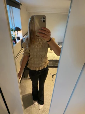 puffärmad topp - Säljer en beige puffärmad topp från H&M pågrund av ej kommer till användning. Pris går att diskutera💞💞💞