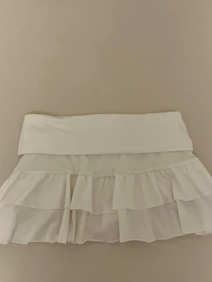 Mini skirt - Vit Mini kjol med shorts under. Inga konstigheter. Skriv privat för funderingar eller frågor.