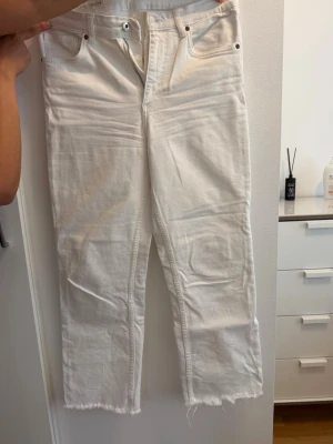 Mango Cropped Jeans - Vita Mango cropped Jeans. Jätte fin passform och ser väldigt lyxiga ut. Perfekt till vardags men också finare situationer