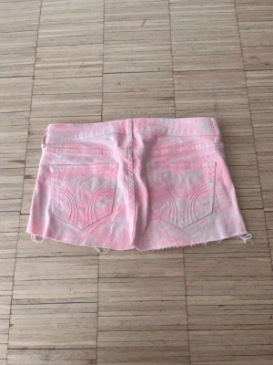 Hollister jeanskjol  - Rosa minijeanskjol från hollister. Priset är diskuterbart vid snabb affär! Mått finns i bilderna.