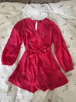 sommar klänning - blommig byxdress som ser ut som en klänning, passar xs-s men är storlek m 