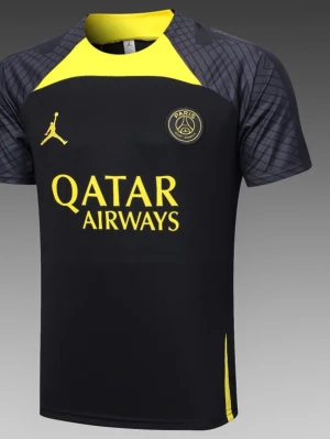 PSG tränings kit  - Ett PSG tränings kit med T-shirt + shorts med fickor! Storlek L passar även M, helt nytt 
