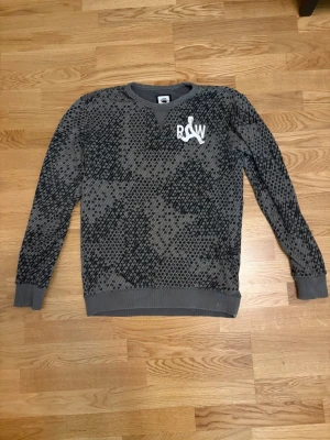 G-star raw hoodie  - Fint skick, en liten fläck längst ner på tröjan (se bild)
