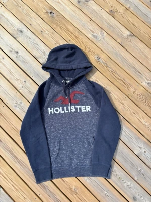 Hollister hoodie - Säljer denna Hollister hoodie i mycket bra skick. Storlek S. Passar perfekt för dig som är mellan 170-175! Hör av er vid frågor eller minsta fundering 🙌  Längd: 64 cm  Bred: 50,5 cm  Ärm: 70,5 cm