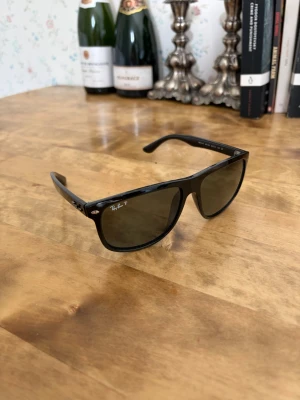 svarta Rayban boyfriends  - Säljer mina svarta polariserade rayban boyfriends. Bra skick