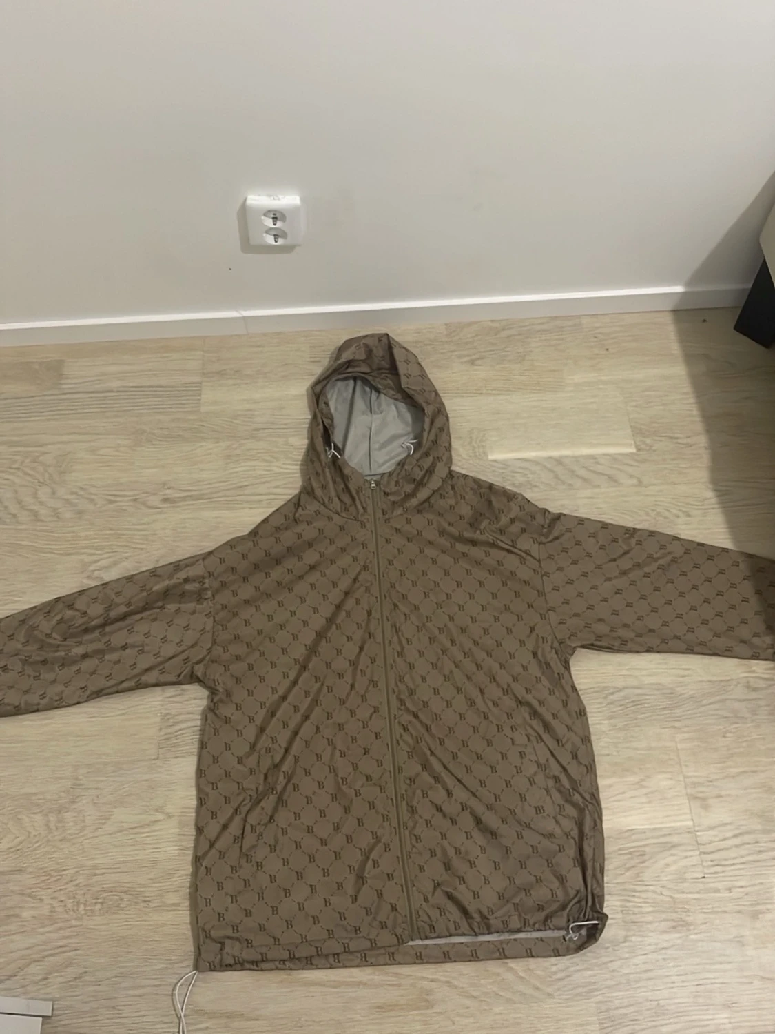 Brun vindjacka med mönster och huva - 1