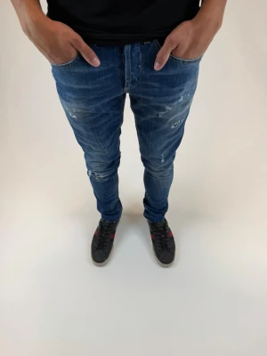 Dondup Jeans George  - Dondup Jeans George  Storlek 29 Ny pris 4000 kr Original slitningar från fabrik 