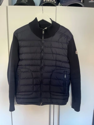 Mörkblå moncler cardigan - Riktigt fräsch och stilren moncler cardigan. Storlek XL men passar L. Fungerande NFC. Skriv vid frågor!