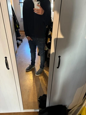 Jack&jones glenn Mörkblå slim fit jeans herr - Säljer ett par mörkblå slim fit jeans med klassisk femficksdesign och normal midja. Jeansen har en smal passform som sitter snyggt längs benen och är tillverkade i ett stretchigt denimtyg för extra komfort. Pris kan diskuteras 