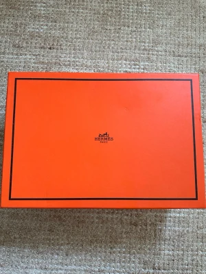 Vita bouncing sneakers - Säljer ett par vita sneakers med chunky sula och svarta detaljer. Skorna levereras i original orange låda och med dustbag. Perfekta för dig som gillar exklusiva och trendiga sneakers.