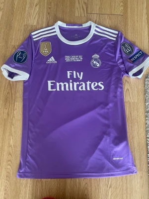 Lila Real Madrid Ronaldo matchtröja - Snygg lila Real Madrid matchtröja med vita detaljer 