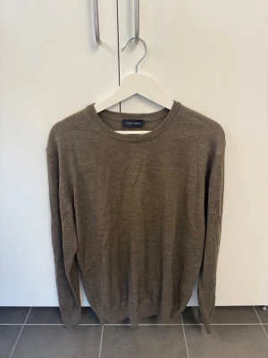 Beige stickad tröja Filippo Riberti, stl XL - Snygg beige stickad tröja från Filippo Riberti med rund halsringning och långa ärmar. Tröjan har en enkel och stilren design, perfekt för lager på lager och passar till det mesta. Materialet ser ut att vara mjukt och bekvämt.