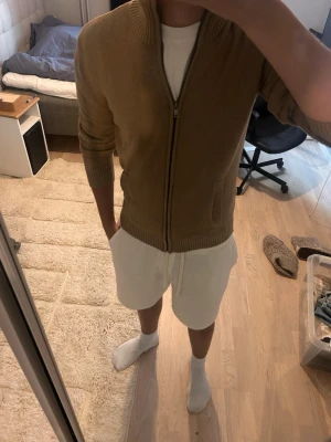 Dressman brun tröja  - Ziptröja från dressman, perfekt för sommaren och höst. 100% bomull. Fraktar alltid inom 24 timmar, skriv vid fundering.
