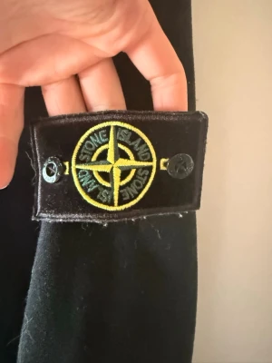 Stone island tröja  - Stone island tröja äkta. Taggs och påse finns med. Kan tänkas byta. Ny skick. Strl S-M 