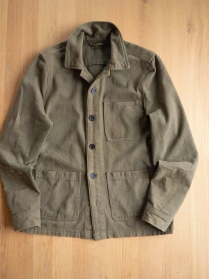 Olivgrön overshirt med fickor - Olivgrön overshirt i riktigt bra skick. Storlek m,
