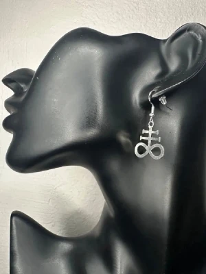 Nya Handgjorda Örhängen med Leviathankorset – 925 Silver Goth Ockult Metal Punk  - Nya handgjorda örhängen från Bybasen med Leviathans kors – en kraftfull symbol inom alternativ och ockult estetik. Silverfärgade hängen i metall med stämplade krokar i äkta 925 silver. Nickelsäkra och bekväma. Varje par är unikt.  Mått: ca 3,8 × 2 cm Skick: nya och oanvända  Jag prutar inte, men ger gärna paketpris.