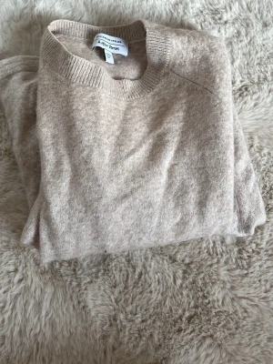 vacker beige trekvartströja från & other stories - supervacker beige trekvartströja från & other stories! Säljer nästan helt ny och passar perfekt till vardag, jobb, fest etc. Den är från ett dyrt märke därav fast pris! Kontakta vid frågor/intresse💞