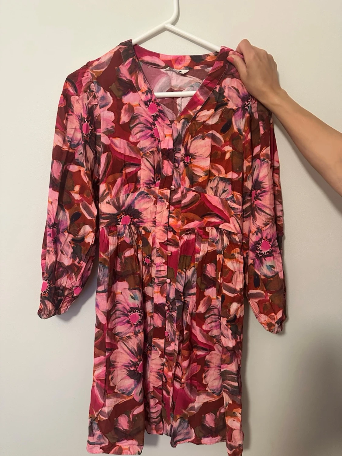 Blommig klänning i rosa och rött - 1