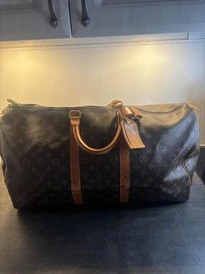 Louis Vuitton Keepall 55L - En riktigt fin lv keepall i storlek 55, väskan är i ett mycket fint skick, med små små defekter vilket förekommer oftast på dessa väskor, alltså inget man tänker på. Naturligtvis äkta, hör av er vid frågor!