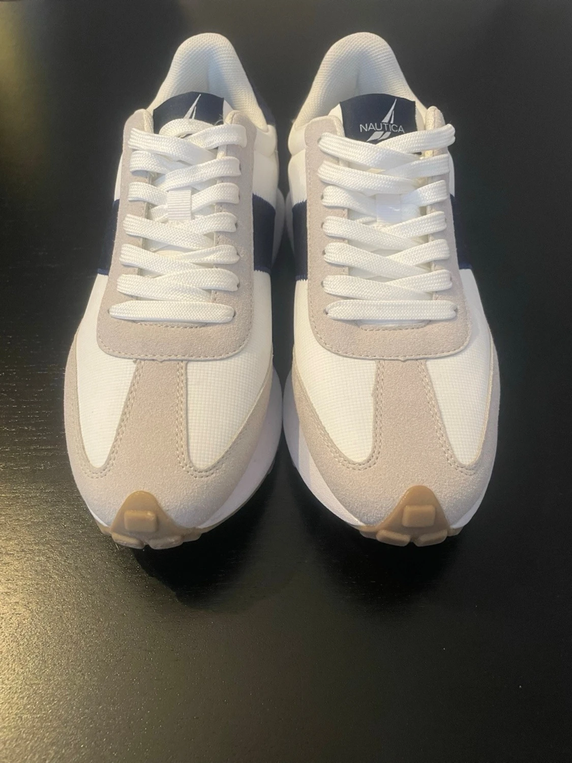 Vita och beige Nautica sneakers