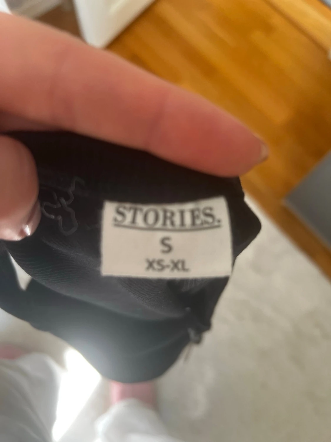 Svart oneshoulder topp från Stories - 3