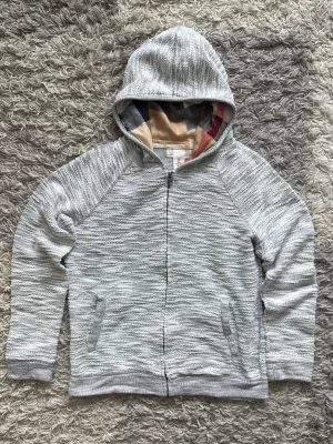 Remade Zip-Up Hoodie - Vintage H&M Zip-Up Hoodie – Strl S  Riktigt snygg och nischad vintage zip-up hoodie från H&M som inte säljs längre. Gråmelerad design med huva och hel dragkedja – riktigt clean och unik look.  • Storlek S, men skulle säga att den sitter bäst på XS • Väldigt bra skick • Vintage / utgången modell • Riktigt fräsch och svår att hitta  