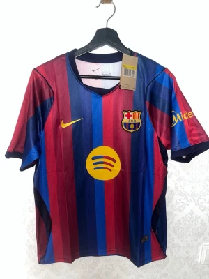 FC Barcelona tröja 26/27  -  FC Barcelona tröja från 26/27 säsongen                                                                          Storlek S 