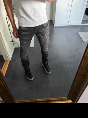 Replay anbass hyperflex - Replay anbass hyperflex med feta slitningar            Storlek: W31/L32                                                               I perfekt skick utan några hål eller liknande, priset är självklart inte hugget i sten.