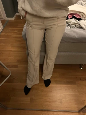 Ljus rosa/beige kostymbyxor - Kostymbyxor från gina tricot, inga skavanker alls, storlek xs