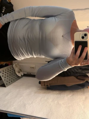Ljusblå långärmad topp Stories - Säljer en ljusblå långärmad topp från Stories i storlek M. Toppen har en tight passform och är tillverkad i ett mjukt, stretchigt material som sitter snyggt mot kroppen. Perfekt att styla med jeans eller kjol för en clean look.
