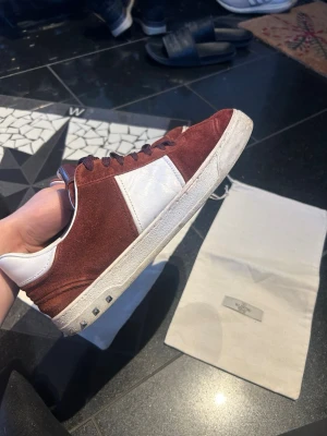 Valentino Fly crew  - Dessa svin snygga fly crews med alla spikar kvar och dustbag ingår! Bra skick lite smutsiga men går att fixa lätt även lite heal drag se bild! Skick 8/10 💸💸 fetaste skorna till sommaren för dig som vill sticka ut!! Liten defekt på ena skon