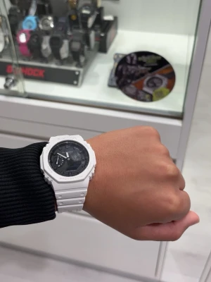 G shock watch original - Snygg vit G-Shock klocka med robust design och digitalt-analogt urverk. Klockan har en rund boett och ett vitt armband i slitstarkt syntetmaterial. Perfekt för dig som gillar en sportig och modern stil.
