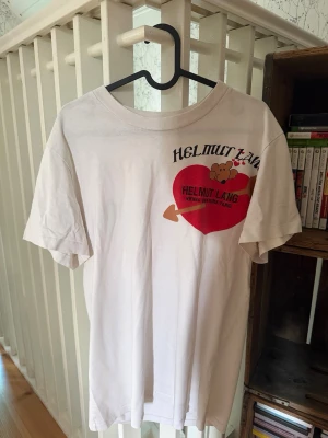 Helmut Lang t-shirt - Vit t-shirt från Helmut Lang. Riktigt fet tisha som sitter lite oversize. Bra skick. Strl M. Självklart äkta, nypris var 2000kr.