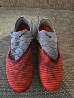 Nike Phantom 6 Elite Low Cut AG-PRO - Nike Phantom 6 Elite Low Cut AG-PRO  Scary Good - Royal Tint/Röd Storlek 43  Fotbollsskor pro för konstgräs