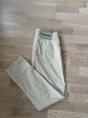 Superfina sällsynta Jacob Cohen jeans w32 - Superfina populära och eftertraktade Jacob Cohen jeans säljes. 100 cm total längd och 41 cm breda i midjan. Sällsynt badge! Inga hål eller fläckar i utmärkt topp skick och tveka inte vid minsta fråga eller fundering!