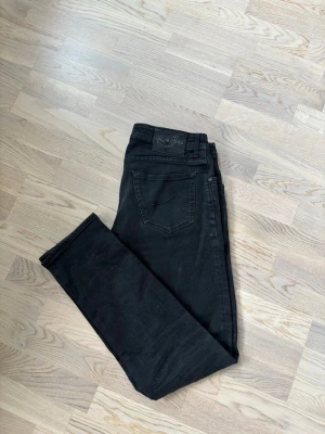 Svarta Jacob Cohen jeans w33 - Superfina populära och eftertraktade Jacob Cohen jeans i w33 säljes. 108 cm total längd och 43 cm breda i midjan. Sällsynt badge! Jättefint skick och tveka inte vid minsta fråga eller fundering!