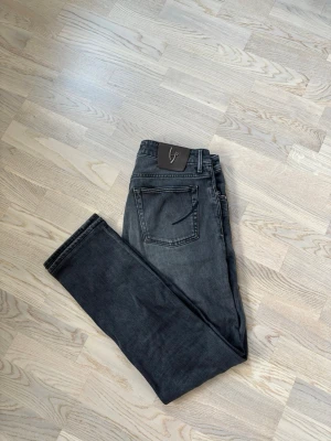 Handpicked jeans w33 superfina  - Superfina populära och eftertraktade Handpicked jeans i w33 säljes. 102 cm total längd och 43 cm breda i midjan. Grym passform perfekta för alla tillfällen. Riktigt snygg badge och otroliga jeans! Inga hål eller fläckar i utmärkt skick och tveka inte vid minsta fråga eller fundering!