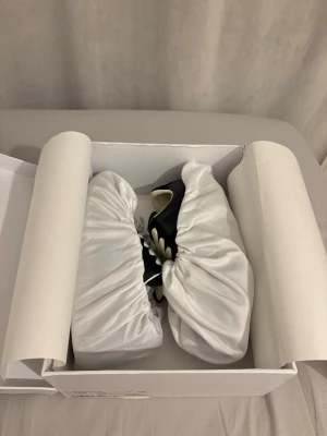 Maison Margiela GATs - strl 42 Svart/gummi - Maison Margiela GATs  Ikoniska GAT-sneakers från Maison Margiela i svart med vita snören och gum-sula. Clean, exklusiv och lätt att matcha. Priset ej hugget i sten! Fraktas alltid inom 24h