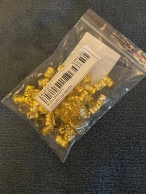 Guldfärgade hår accessoarer - Shein  - •Ett paket guldfärgade hår accessoarer från Shein. Passar perfekt för att ha i små flätor 