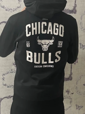 Chicago bulls adidas zip hoodie  - Riktigt snygg och bra pris, skickar samma dag vid köp.