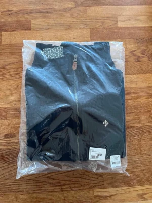 Ny blå cardigan från Morris  - Helt ny blå cardigan från Morris, aldrig använd. Stickad modell med hög krage och dragkedja framtill. Klassisk och stilren färg som passar till det mesta.  Nypris: 1 899 kr. Säljes för 999 kr.  Skickas i originalförpackning.