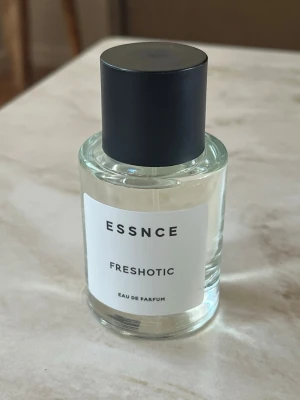 Essnce Freshotic parfym  - Endast använd några gånger. Nästan som ny