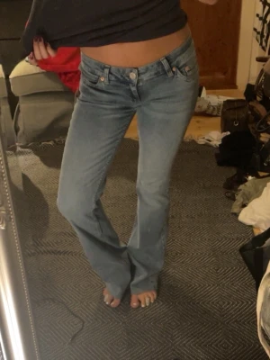 Nelly jeans  - Nya nelly jeans i storlek 36 med normal längd förutom att ja klippt 2cm typ, nya med prislappen på. Dom är i modellen ultra low bootcut jeans. Nypris 700