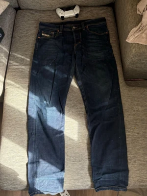 Jeans från diesel  - Säljer ett par mörkblå jeans med raka ben från diesel industry. Storlek W33 L32 