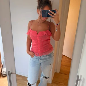 Rosa linnetopp med volang och knappar - Säljer denna jättefina rosa volangtoppen med knappar framtill🩷
