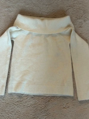 Offwhite polotröja Gina Tricot - Stickad off shoulder tröja från Gina